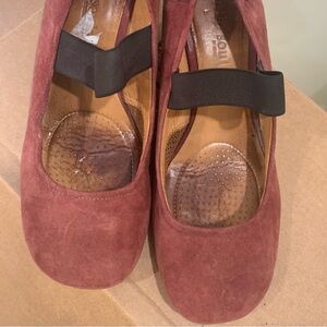 4/$15 Gentle Souls Red Flats with Elastic Strap